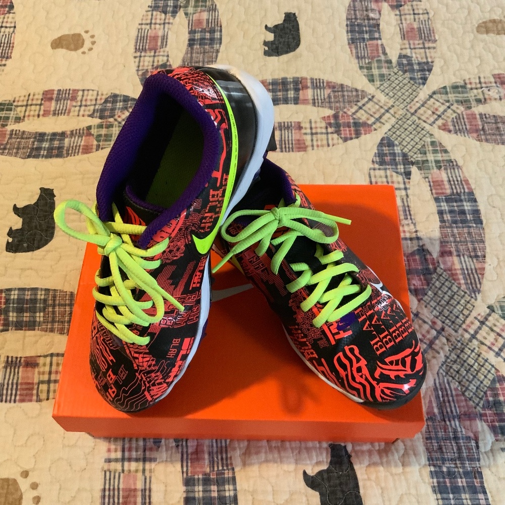 🏈Nike Cleats Youth Vapor Edge Shark, Size 5 Youth Pre-loved condition.